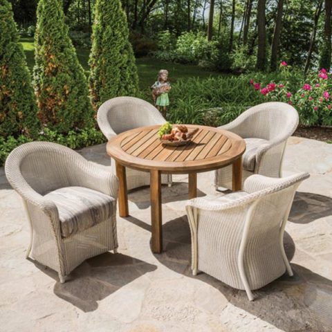 Reflections dining area circle table